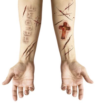 Dočasné tetovačky umělé jizvy a kříž